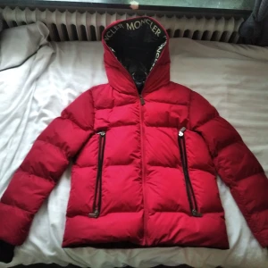 Röd Moncler Jacka  - Säljer min Mc Jacka som köptes i Milan, som inte kommit till användning. Aldrig  använd. Ny pris 9000 Säljer min för 4999(priset kan diskuteras)  INGET KVITTO!!