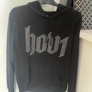 Hov1 merch - Säljer min superfina och coola hov1 hoodie med rhinestones som är köpt från deras egna hemsida. Sparsamt använd, köpare står för frakt. Säljer även fler hov1 merch på min sida så paketpris kan fixas. Alla stenar är kvar, superfint skick.
