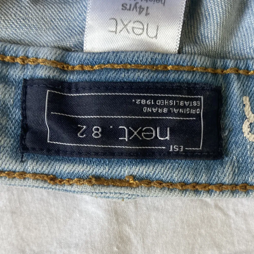 Ljusblåa jeans från next, storlek 164 (14år) bra skick. Sitter lite tajt runt låren men lite lösare vid vaderna.. Jeans & Byxor.