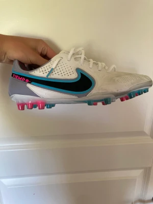 Nike Tiempo  - Storlek 43. Skick 10/10 då de bara använts en gång och säljs pga för små. Köptes från unisportstore och kunde inte lämna tillbaka. 