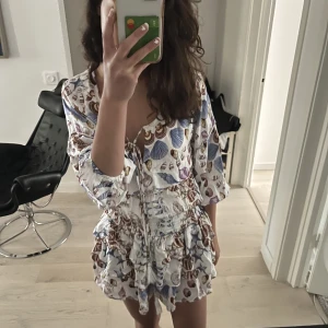 Fin klänning !!  - Jättefin klänning! Passar bra till middagar eller bara ha på som en vanlig vardagsklänning🌷. Helt oanvänd med lappen kvar😻Den är även väldigt justerbar och passar bra på mig som är 165!