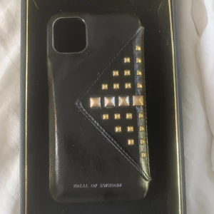 Skal med nitar - Ideal of sweden skal med nitar. iPhone 11 men passar även XR. Nypris 700, säljer för 150💗💗