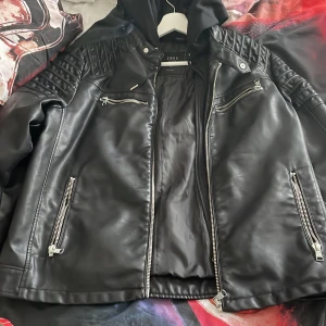 Läderjacka Smog - Lädäee jacket avtagbar huva av smog i nyskick