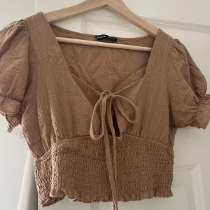 Elegant topp 🤎 - Elegant topp från SHEIN 🤎 kvaliten är långt ifrån SHEIN kvalite (mycket bättre) 🤎 Storlek S 