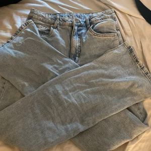 Low waist jeans ✨ - Superfina low/mid waist jeans med slit längst ner✨32cm rakt över midjan & 70 cm innerbenslängd✨ Säljes pga för små. Kan sänka priset vid snabb affär!