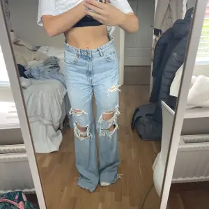 Favorit jeans från zara 💙 älskar dessa!! Storlek S och passar som vanligt s