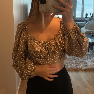 Blus - Söt blus från Vero Moda, aldrig fått användning för den så i nyskick 🌸