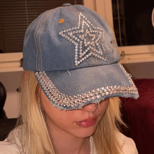 Keps - Keps med rhinestones på, om du har någon fundering eller fråga så säg till! Priset går att diskutera :))