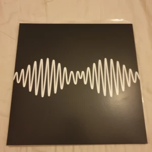 Arctic Monkeys - AM - Arctic Monkeys - AM i fint skick!  Inga repor och i princip i nyskick. Knappast spelad.  Pris kan diskuteras!