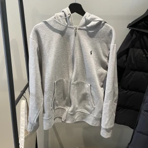 Ralph lauren zip hoodie - Säljer Ralph lauren hoodie  Vet ej om den är äkta  Ena ringen vid snöret är av  Storlek s