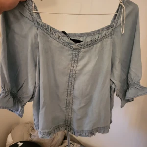 Jeans blus  - Aldrig använd. Prislapp kvar. Liten i storlek. 