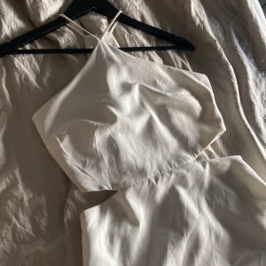 Klänning  - Hej, säljer en vit klänning ifrån stradivarius i storlek M, sjukt fin med en slits på sidorna och i ryggen är de en öppning , dragkedja på ryggen som inte syns men så man lätt kommer i den , den är ej genomskinlig då de finns även en ”underkjol” ny skick.