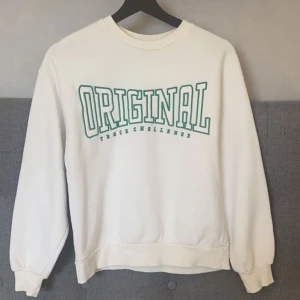 ginatricot sweatshirt  - säljer min ginatricot sweatshirt, använd några gånger men de är inga defekter på den, säljer den för den inte används 💞passar xxs-s