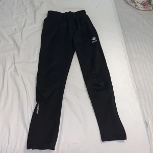 Umbro byxor - Umbro byxor med snören