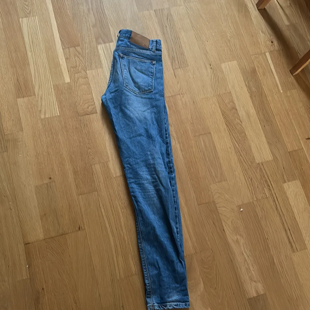 Snygga jeans från J.Lindeberg som knappt blivit använda och nu är alldeles för små och därför säljes. Mått: 28/32  Ord pris: 1300kr. Jeans & Byxor.