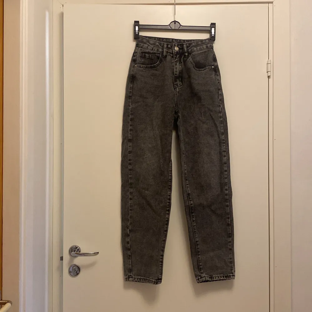 Svart/gråa byxor från Shein. Använda ett få tal gånger.  Storlek xxs. Jeans & Byxor.