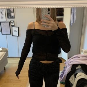 Topp - Fin topp från Bikbok i storlek S. Har linne under på bilden den är alltså bara ”genomskinlig”. 🖤