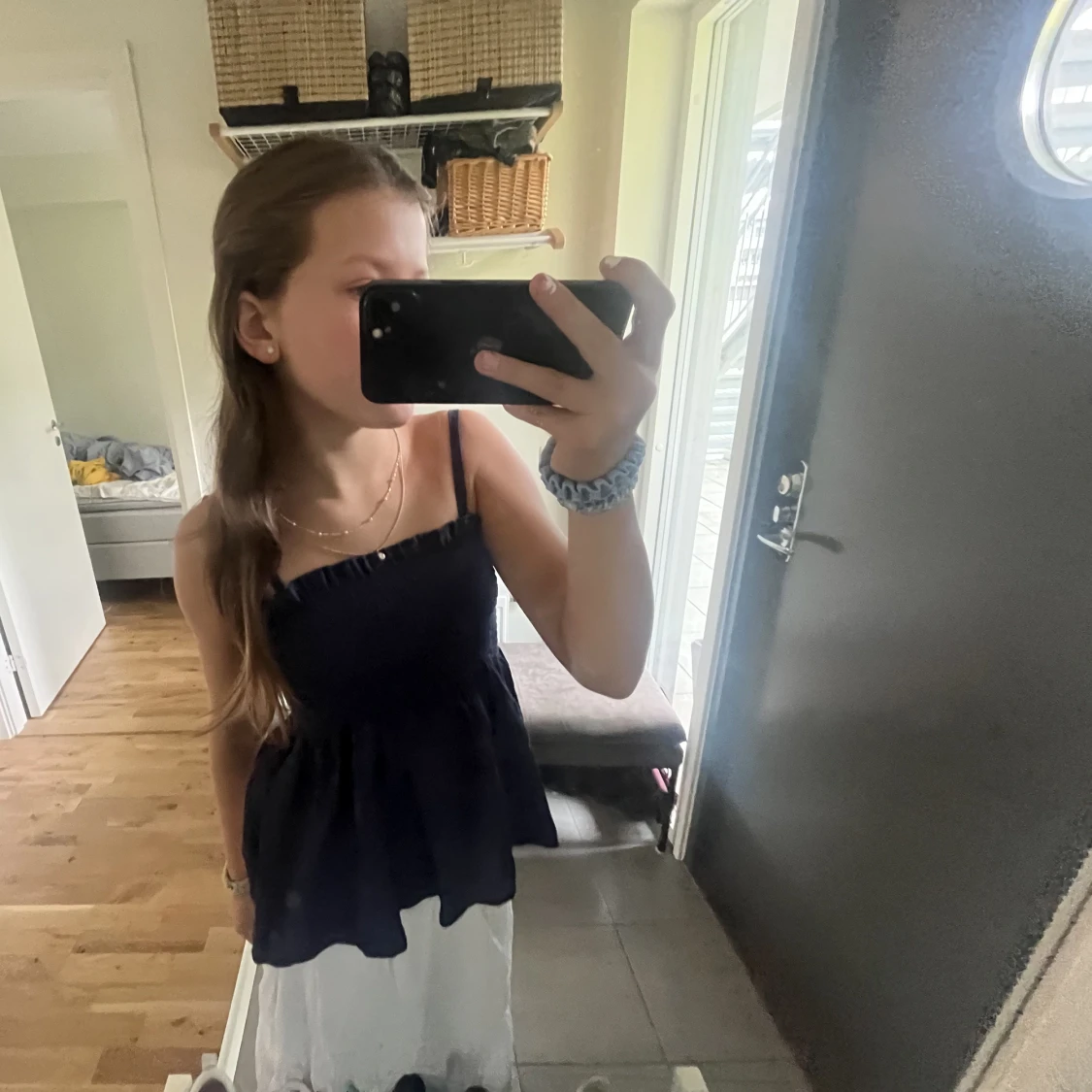 Säljer denna jätte gulliga toppen den är mörkblå har använt ca 4 gånger min syster som e 15 kan ha på sig den !💕💕 Och original priset är 175 så toppen är billiga💕💕