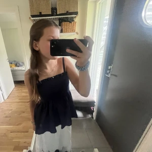 Säljer denna jätte gulliga toppen den är mörkblå har använt ca 4 gånger min syster som e 15 kan ha på sig den !💕💕 Och original priset är 175 så toppen är billiga💕💕 - Jätte bra tyg och jätte fin topp fick den i present av mina kusiner så vet inte vad den är ifrån!🤭💕