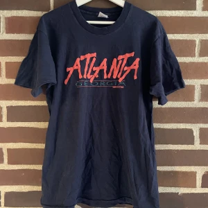 Atlanta Georgia T-shirt - Enkelt mörkblå/svart t-shirt M/L