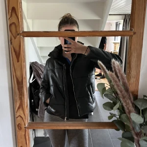 Skinnjacka - Säljer denna puffskinnjacka då den inte kommer till användning längre. Köpt på Nelly, i storlek M men passar xs-m beroende önskad passform. 