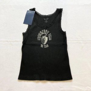 brandy Melville top! 🩷  - Den är one size och är väldigt stretchig. Skriv gärna till mig om ni bor nära och kan mötas upp annars funkar det super med frakt.🩷