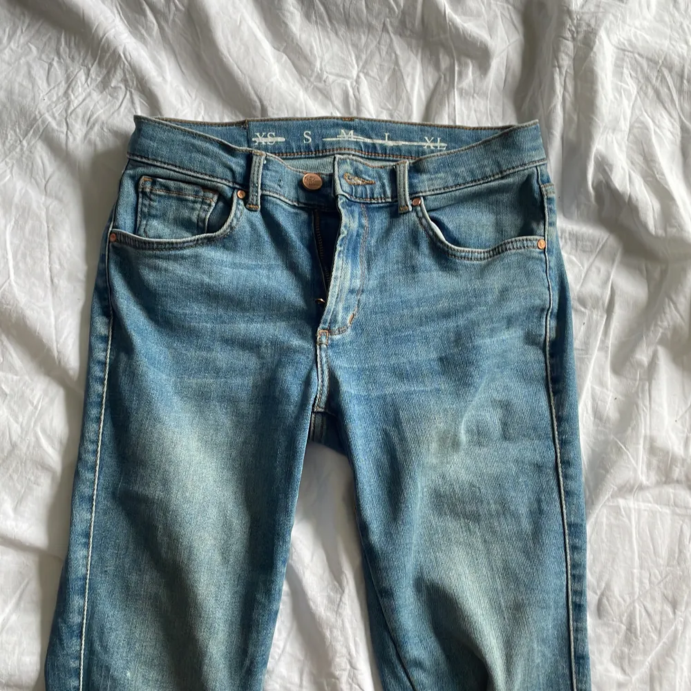Utsvänga lågmidjade jeans i en jättefin denim färg!! De är från Bikbok (finns inte kvar på hemsidan) och är i strl S även långa i benen 💖👌🏻Säljer då de är lite för stora för mig tyvärr. Pris går att diskutera!!!. Jeans & Byxor.