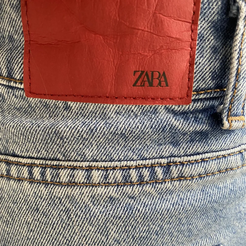 Jeans från Zara som är för små för mig. Jeansen är använda några gånger men har inga tecken på användning.  De passar som både lowwaist och highwaist och är straightleg. . Jeans & Byxor.