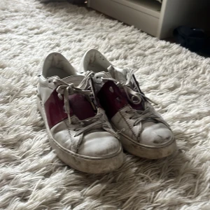 Valentino sneakers  - Väl använda sneakers från Valentino 