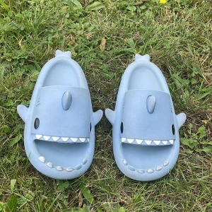 Hajtofflor - Hej! Säljer mina hajtofflor för de passar mig inte längre! Perfekt till nästa sommar! Eller denna!Nypris:415 kr, Skick:7/10 Inte jätte använda, lite färg på tänderna är borta & jätteliten skada på ena ögat! Skriv i DM om du vill ha fler bilder:) /Hedda