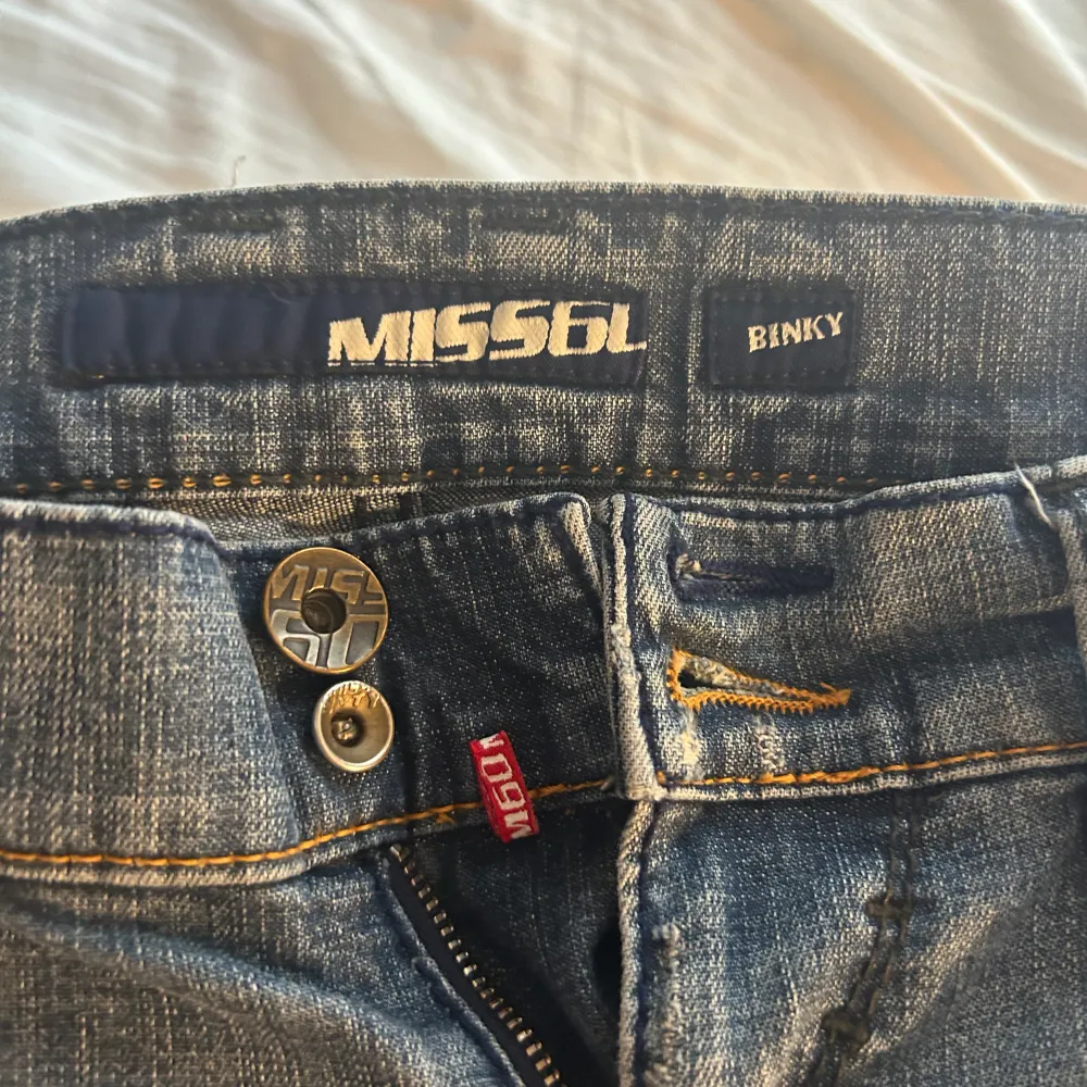 Lågmidjade jeans från Miss6l. Passar på mig som är 170. Om man är kortare så kan man sy upp dom! De har en liten slits nertill. Storlek 28. . Jeans & Byxor.