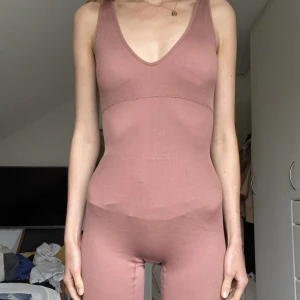 UNITARD/ BODY - UNITARD från Kappahl  Lila/Rosa/Beige/Brun Storlek S