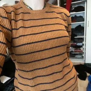 En stickad orange tröja ifrån Friboo❣️