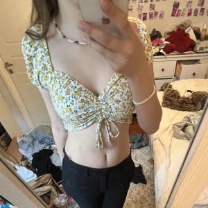 Söt sommar topp - Gullig mini topp med gula blommor