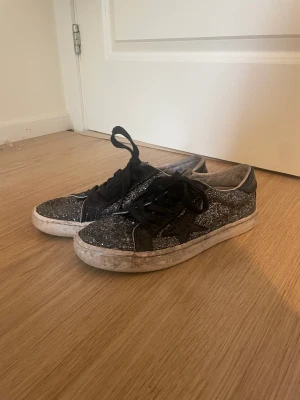 Skit snygga le temps des cerises skor!💞 - Säljer mina skit snygga le temps des cerises skor då de är försmå för mig. Säljs billigt då dom inte är i bästa skick ( se bild 3). Tvättar självklart innan köp!