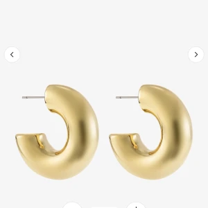 ByJolima örhängen  - Säljer dessa chunky hoops örhängena från ByJolima!❤️ helt nya och oanvända! Slutsålda! Köpta för 400kr + 50kr frakt
