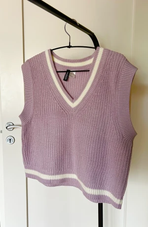 Stickad väst från Divided/HM - Sparsamt använd väst från Divided/HM i stl S. Ljuslila. 