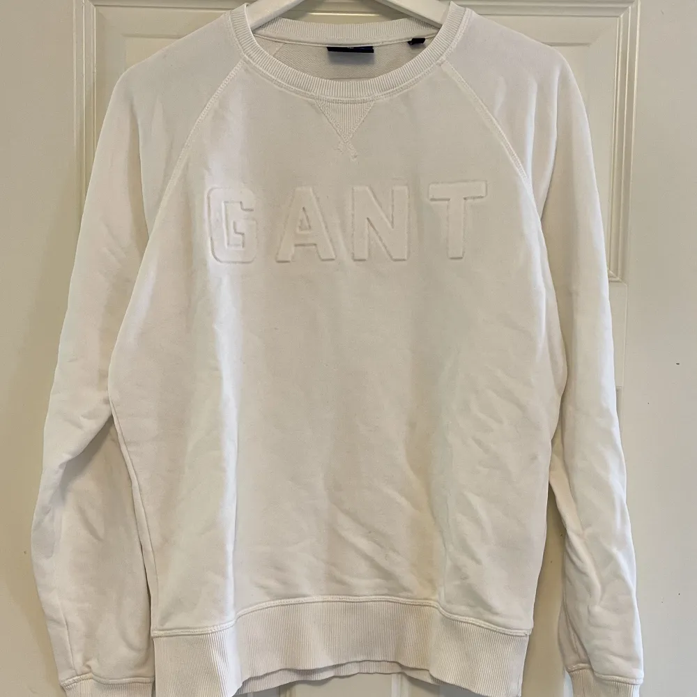 Säljer nu min Gant tröja som då inte kommer till användning. Bra skick, 9/10. Nypris 1200kr.. Tröjor & Koftor.