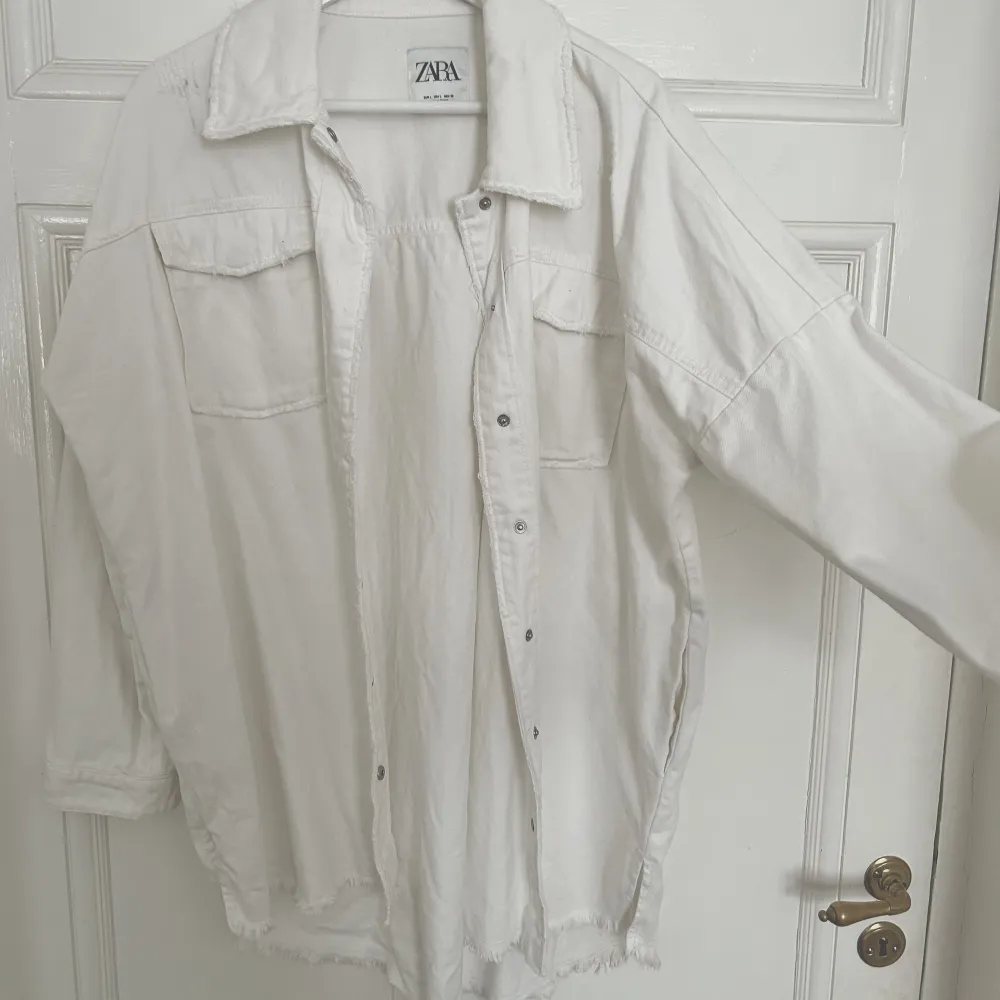 Jätte fin vit oversize jacka ifrån Zara i denim. Helt oanvänd och i storlek L. Säljs för 180kr +frakt💕. Jackor.