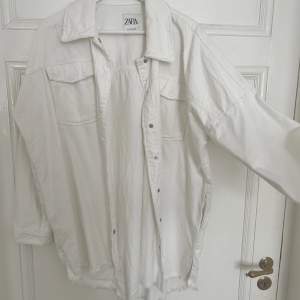 Jätte fin vit oversize jacka ifrån Zara i denim. Helt oanvänd och i storlek L. Säljs för 180kr +frakt💕
