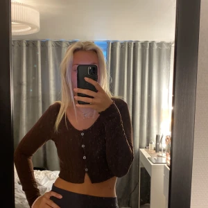 Kort brun topp  - Jättesöt kort brun topp från SHEIN 