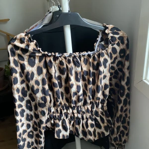 Leopard blus  - Jättefin leopard blus i storlek S. Älskar den men den kommer inte så mycket till användning. Den är i fint skick. Skriv för fler bilder osv. 