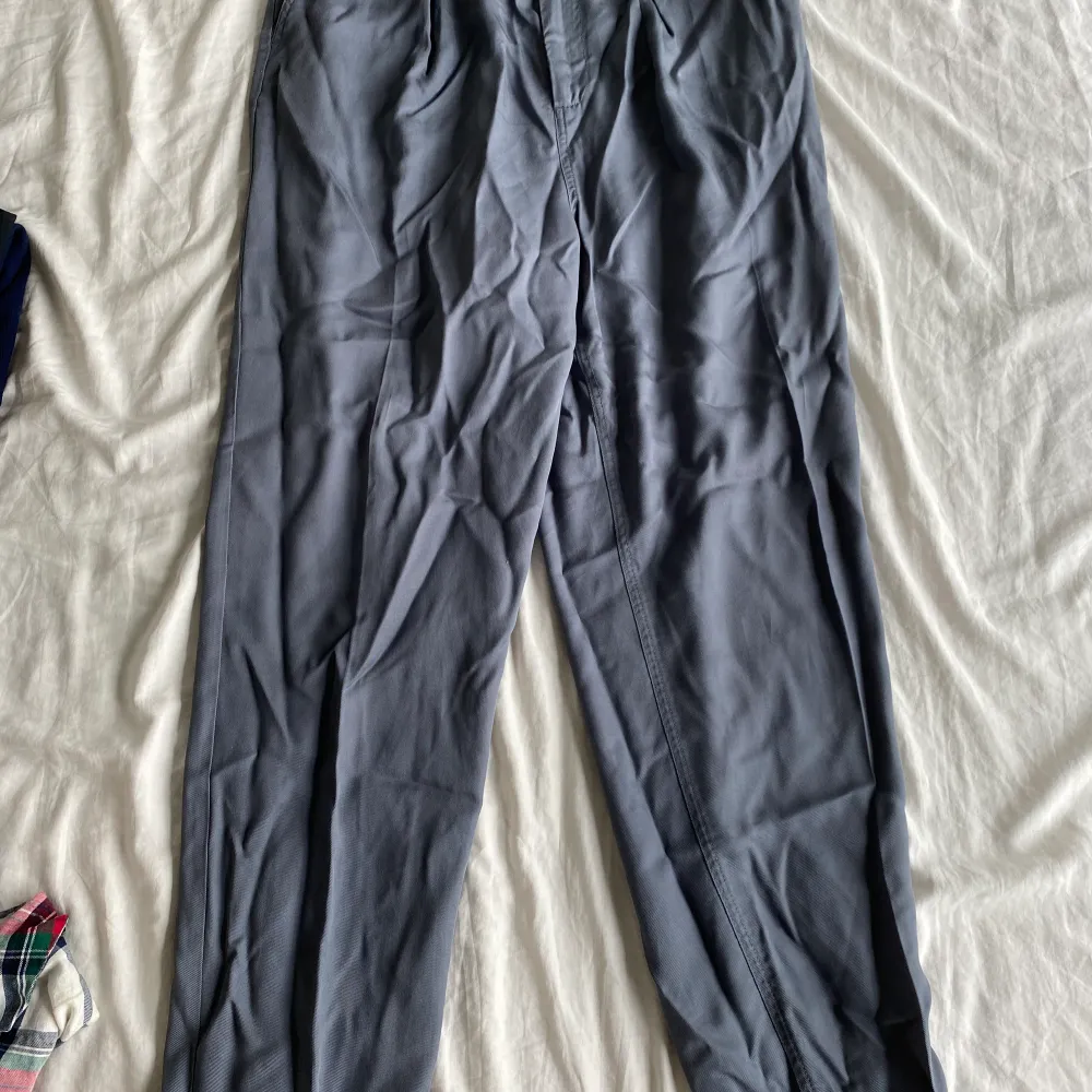 Några väldigt ostrukna kostymbyxor från Carin Wester😊 (strycker innan jag skepar iväg) köparen står för frakt. Jeans & Byxor.