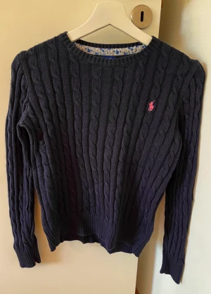 Ralph Lauren polo - Marinblå stickad polo från Ralph Lauren i fint skick. 