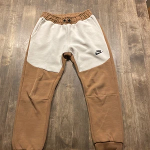 Nike tech  - Jag säljer en Nike tech byxa för endast 100 kr skriv om ni är intresserade 😇 
