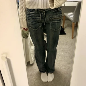 Jeans  - Så snygga jeans köpta på Humana. Jag är vanligvis 38/M. Dessa passar även mindre om man vill ha dem baggy
