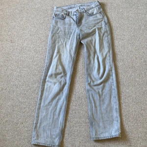 Grå jeans - As snygga lågmidjade gråa jeans från Gina tricot!💕köpta för 500 kr