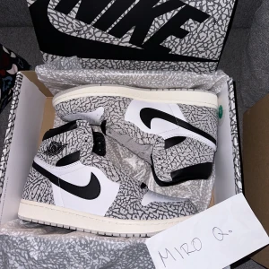 Air Jordan 1 Retro High OG 'White Cement'  - Helt nya. Original låda och kvitto finns 