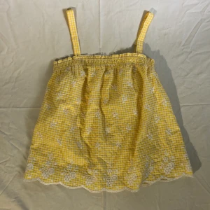 Gul gingham topp med broderi - Så söt gul rutig topp med vita broderade blommor på! Så somrig