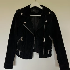 Jacka i mocka från Vero Moda - Svart jacka från Vero Moda i mocka, strl S🤍